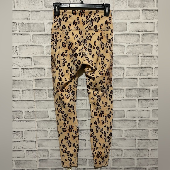 Women’s Fabletics Powerhold high waist on-the-go leopard leggings Size XS/S - Picture 4 of 5